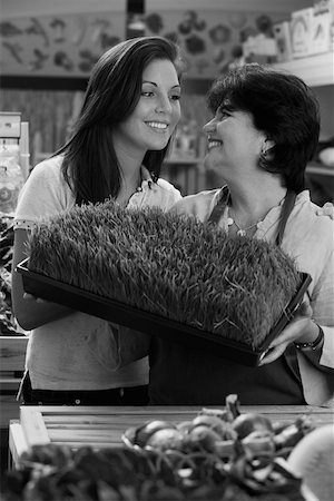 simsearch:632-03516817,k - Femme mature et sa fille debout avec un plateau de chiendent dans une épicerie et souriant Photographie de stock - Premium Libres de Droits, Code: 625-01746446