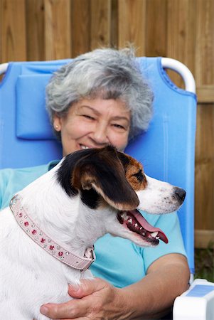family dog lifestyle - Senior woman with a dog and smiling Foto de stock - Sin royalties Premium, Código: 625-01746466