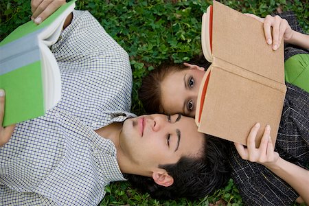 simsearch:625-01747054,k - High angle view of a young couple holding books Foto de stock - Sin royalties Premium, Código: 625-01746486