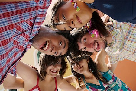 simsearch:625-01747054,k - Low angle view of five friends standing in a huddle and smiling Foto de stock - Sin royalties Premium, Código: 625-01746494