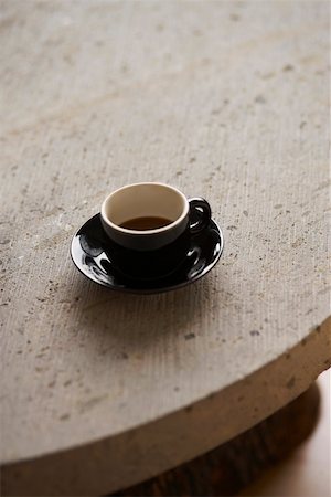 simsearch:625-01095569,k - Erhöhte Ansicht eine Tasse schwarzer Tee auf eine Untertasse Stockbilder - Premium RF Lizenzfrei, Bildnummer: 625-01746514