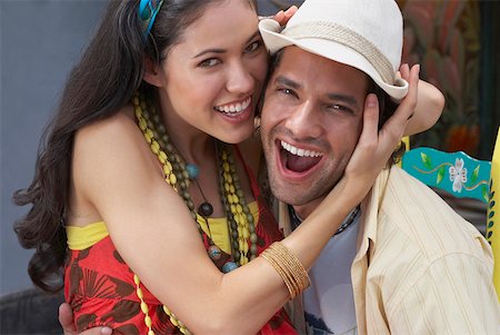 sombrero de fieltro - Portrait of a young couple embracing each other and smiling Foto de stock - Sin royalties Premium, Código: 625-01746575