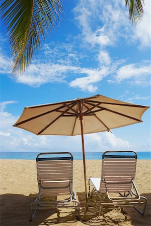 simsearch:625-01747350,k - Deux chaises en plein air et un parasol sur la plage, l'Ocean Park El Condado, San Juan, Puerto Rico Photographie de stock - Premium Libres de Droits, Code: 625-01746872