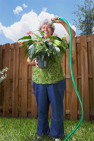 simsearch:625-01096495,k - Portrait of a senior woman watering a potted plant Fotografie stock - Premium Royalty-Free, Codice: 625-01746935