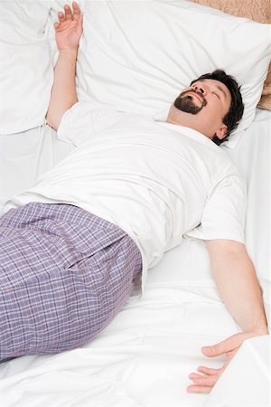 simsearch:640-01357111,k - Mid adult man sleeping on the bed Foto de stock - Sin royalties Premium, Código: 625-01746975