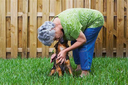 Side profile of a senior woman kissing a dog Stock Photo - Premium Royalty-Free, Code: 625-01746997