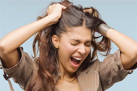 explotar - Close-up of a young woman screaming with her hands in her hair Foto de stock - Sin royalties Premium, Código: 625-01747062
