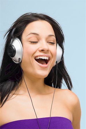 simsearch:625-01746391,k - Close-up of a young woman wearing headphones and listening to music Foto de stock - Sin royalties Premium, Código: 625-01747130