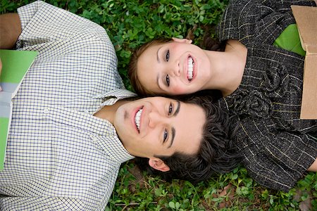 simsearch:625-01746724,k - Erhöhte Ansicht eines jungen Paares liegt in einem park Stockbilder - Premium RF Lizenzfrei, Bildnummer: 625-01747152