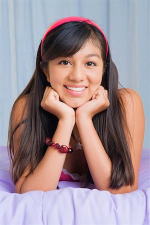 simsearch:625-01747502,k - Portrait d'une jeune adolescente, allongé sur le lit et souriant Photographie de stock - Premium Libres de Droits, Code: 625-01747307