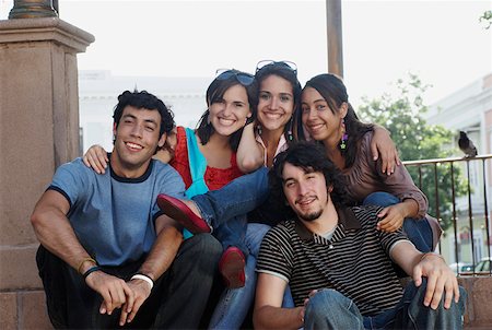 simsearch:625-01746920,k - Portrait of three young women smiling with two young men Foto de stock - Sin royalties Premium, Código: 625-01747308