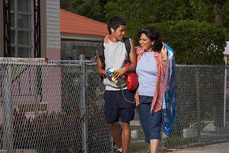 Femme mûre et son fils marcher sur le trottoir Photographie de stock - Premium Libres de Droits, Code: 625-01747329