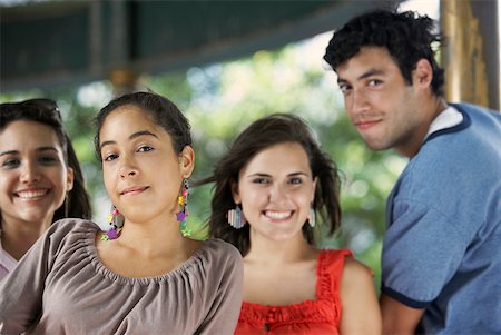 simsearch:625-01746733,k - Portrait d'un jeune homme avec trois jeunes femmes posant et souriant Photographie de stock - Premium Libres de Droits, Code: 625-01747322