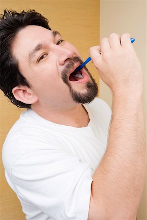 simsearch:625-01746587,k - Profil de côté d'un homme adult moyen se brosser ses dents Photographie de stock - Premium Libres de Droits, Code: 625-01747344
