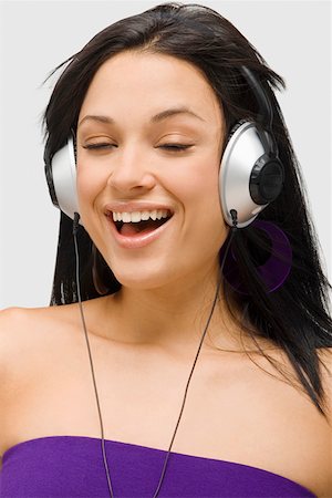 simsearch:625-01746391,k - Close-up of a young woman wearing headphones and listening to music Foto de stock - Sin royalties Premium, Código: 625-01747359