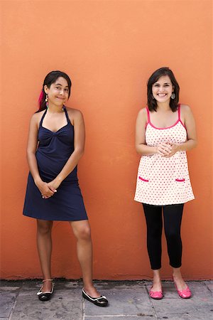 simsearch:625-01747650,k - Portrait of two young women standing in front of a wall Foto de stock - Sin royalties Premium, Código: 625-01747363