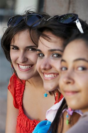 simsearch:625-01747521,k - Portrait of three young women sitting and smiling Foto de stock - Sin royalties Premium, Código: 625-01747376