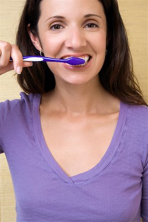 simsearch:625-01746587,k - Portrait d'une femme adulte mid brosser ses dents Photographie de stock - Premium Libres de Droits, Code: 625-01747400
