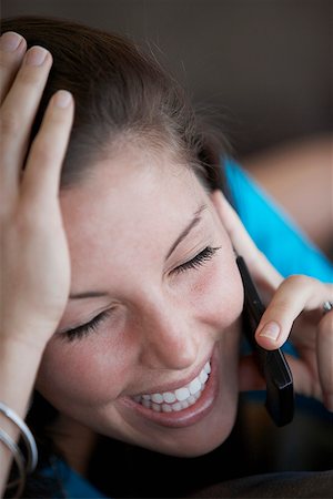 simsearch:625-01746733,k - Gros plan d'une jeune femme parlant sur un téléphone mobile et souriant Photographie de stock - Premium Libres de Droits, Code: 625-01747402