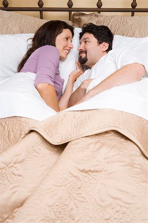 simsearch:625-00842233,k - High angle view of a mid adult couple lying on the bed and looking at each other Foto de stock - Sin royalties Premium, Código: 625-01747520