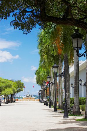 simsearch:625-01747787,k - Lampposts and trees in front of a building, La Princesa, Old San Juan, San Juan, Puerto Rico Fotografie stock - Premium Royalty-Free, Codice: 625-01747597