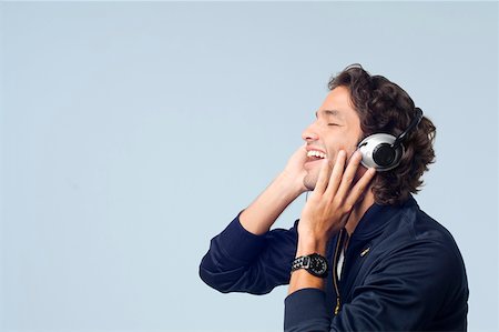 simsearch:625-01746391,k - Side profile of a young man listening to music and smiling Foto de stock - Sin royalties Premium, Código: 625-01747617