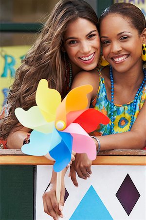 simsearch:625-02929730,k - Portrait of two young women smiling and holding a pinwheel Foto de stock - Sin royalties Premium, Código: 625-01747646