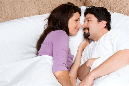 simsearch:625-00842233,k - High angle view of a mid adult couple lying on the bed and looking at each other Foto de stock - Sin royalties Premium, Código: 625-01747685