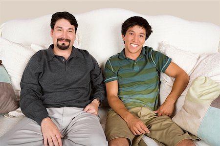 simsearch:625-01747521,k - Portrait of a mid adult man and his son sitting on a couch and smiling Foto de stock - Sin royalties Premium, Código: 625-01747803