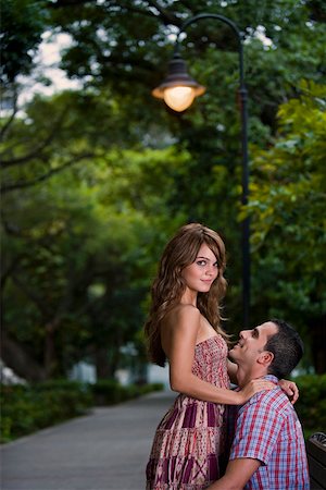 simsearch:614-05399974,k - Profil de côté d'un jeune couple romancing Photographie de stock - Premium Libres de Droits, Code: 625-01747814