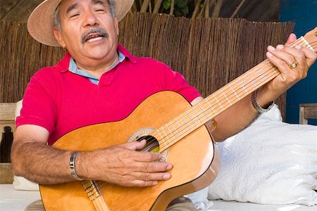 Close-up of a senior man playing a guitar and singing Foto de stock - Sin royalties Premium, Código: 625-01747893