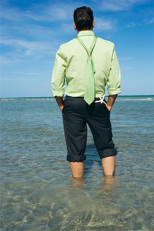 sea starfish pictures - Vue arrière d'un homme adult moyen debout sur la plage avec ses mains dans ses poches Photographie de stock - Premium Libres de Droits, Code: 625-01748067