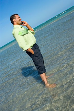 simsearch:625-01097164,k - Profil de côté d'un homme adult moyen parler sur un téléphone portable sur la plage Photographie de stock - Premium Libres de Droits, Code: 625-01748069