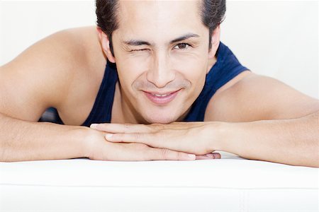 Portrait of a young man winking his eyes and smiling Foto de stock - Sin royalties Premium, Código: 625-01748149