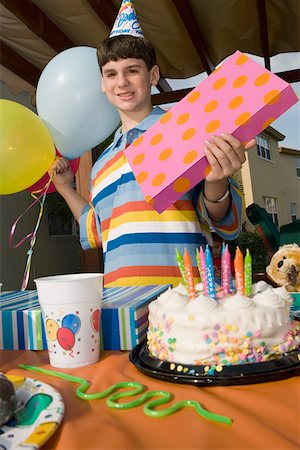 simsearch:625-01753509,k - Portrait d'un garçon tenant un cadeau d'anniversaire et ballons Photographie de stock - Premium Libres de Droits, Code: 625-01748229