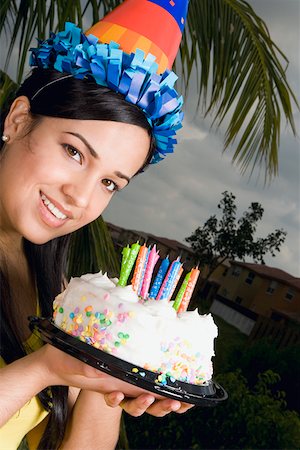 simsearch:625-01748850,k - Portrait of a young woman holding a birthday cake and smiling Foto de stock - Sin royalties Premium, Código: 625-01748254