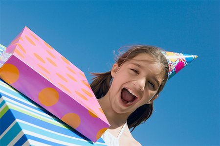 simsearch:625-01748891,k - Portrait eines Mädchens Lachen mit Geburtstag präsentiert Stockbilder - Premium RF Lizenzfrei, Bildnummer: 625-01748255