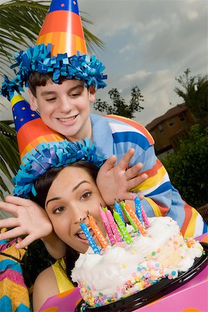 simsearch:625-01753509,k - Jeune femme avec son frère devant un gâteau d'anniversaire Photographie de stock - Premium Libres de Droits, Code: 625-01748259