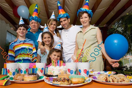 simsearch:625-01748789,k - Portrait of a family celebrating a birthday party Foto de stock - Royalty Free Premium, Número: 625-01748268