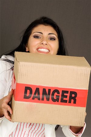 simsearch:625-01748576,k - Portrait of a businesswoman carrying a cardboard box Foto de stock - Royalty Free Premium, Número: 625-01748582