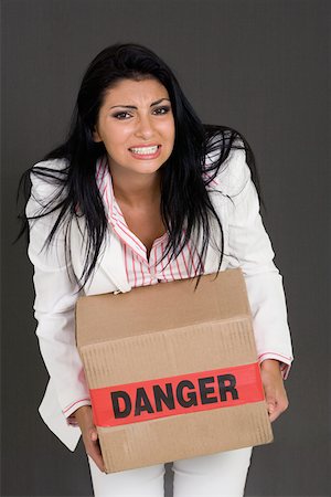 simsearch:625-01748576,k - Portrait of a businesswoman carrying a cardboard box Foto de stock - Royalty Free Premium, Número: 625-01748601