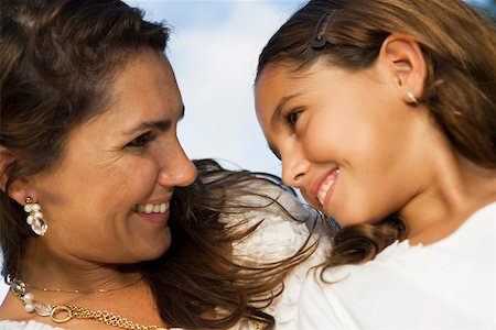 simsearch:625-01748789,k - Close-up of a mid adult woman and her daughter looking at each other and smiling Foto de stock - Royalty Free Premium, Número: 625-01748708