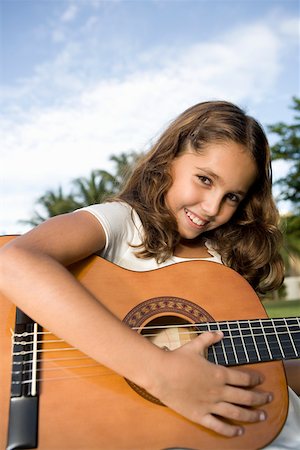 simsearch:625-02267819,k - Portrait d'une jeune fille joue une guitare Photographie de stock - Premium Libres de Droits, Code: 625-01748714