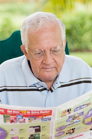 simsearch:640-01362840,k - Senior homme lisant un journal Photographie de stock - Premium Libres de Droits, Code: 625-01748773