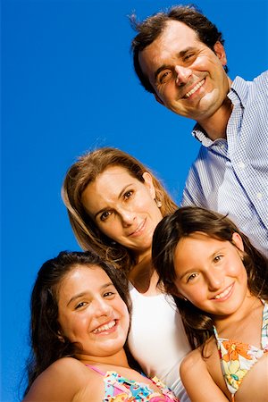 simsearch:625-01748789,k - Portrait of a mature couple standing with their two daughters and smiling Foto de stock - Royalty Free Premium, Número: 625-01748787