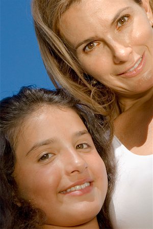 simsearch:625-01748789,k - Portrait of a mature woman smiling with her daughter Foto de stock - Royalty Free Premium, Número: 625-01748792