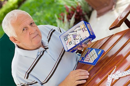 simsearch:625-01093661,k - Portrait of a senior man holding a box of dominos Stock Photo - Premium Royalty-Free, Code: 625-01748826