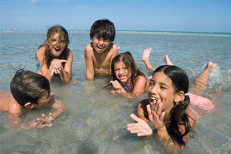 simsearch:625-00902119,k - Cinq enfants qui jouent dans l'eau Photographie de stock - Premium Libres de Droits, Code: 625-01748917
