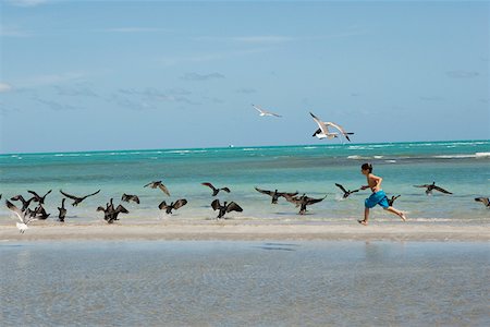 simsearch:625-01097247,k - Side profile of a boy running on the beach Stock Photo - Premium Royalty-Free, Code: 625-01748931