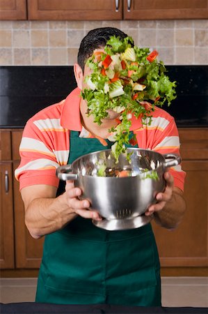 Mid adult man mixing salad in a mixing colander Foto de stock - Sin royalties Premium, Código: 625-01748956